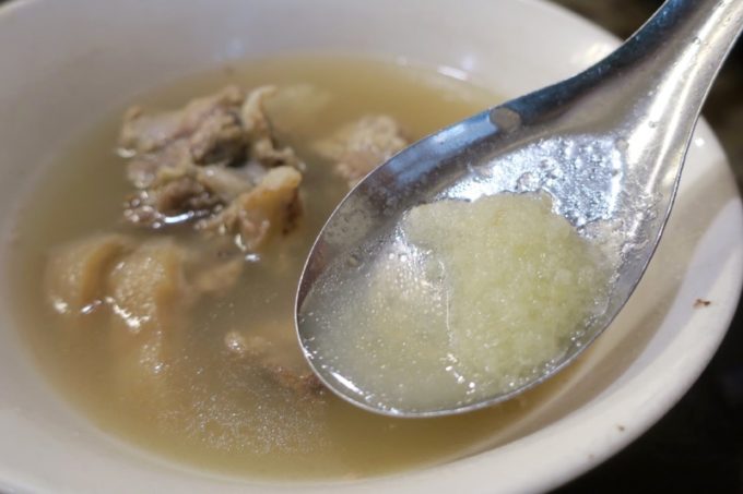 台湾・高雄「郭家肉粽」四神湯にニンニクをたっぷりと入れると風味が変わり、これまたウマい。