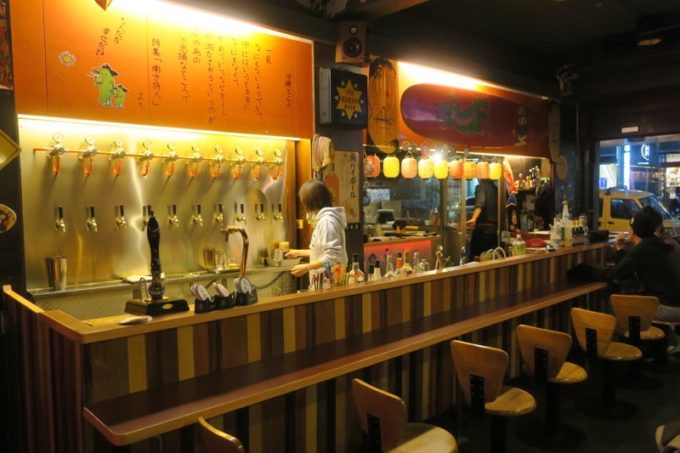 台湾・高雄「浪人酒造（Surfer Brewery）」のカウンター席とタップハンドル。