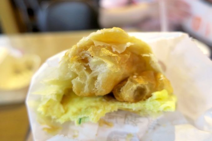 台湾・高雄「興降居」の焼餅油條を食べてみると、ザクザク食感がデニッシュのようでウマい！