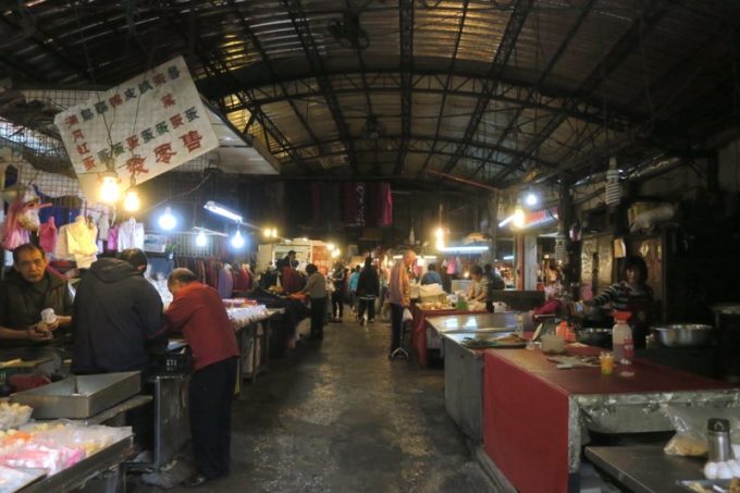 台湾・台南「鴨母寮市場」の建物内の様子。