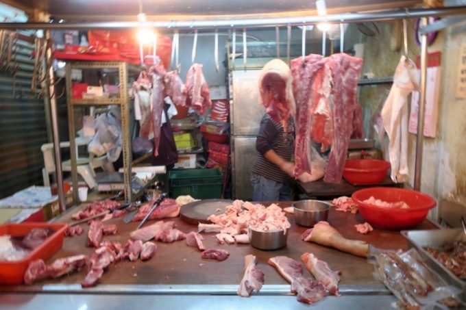 台湾・台南「鴨母寮市場」にある精肉加工店。