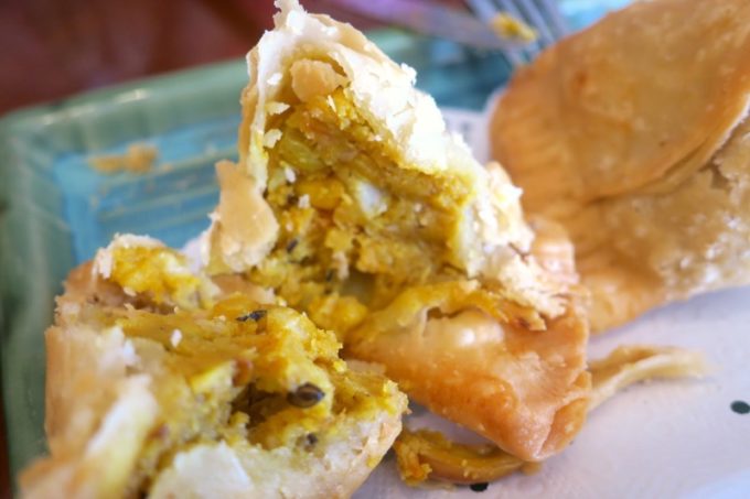 北谷・国体道路沿いのインド料理「タージオキナワ」のサモサ（400円）にはたっぷりのじゃがいもカレー味が包まれている。