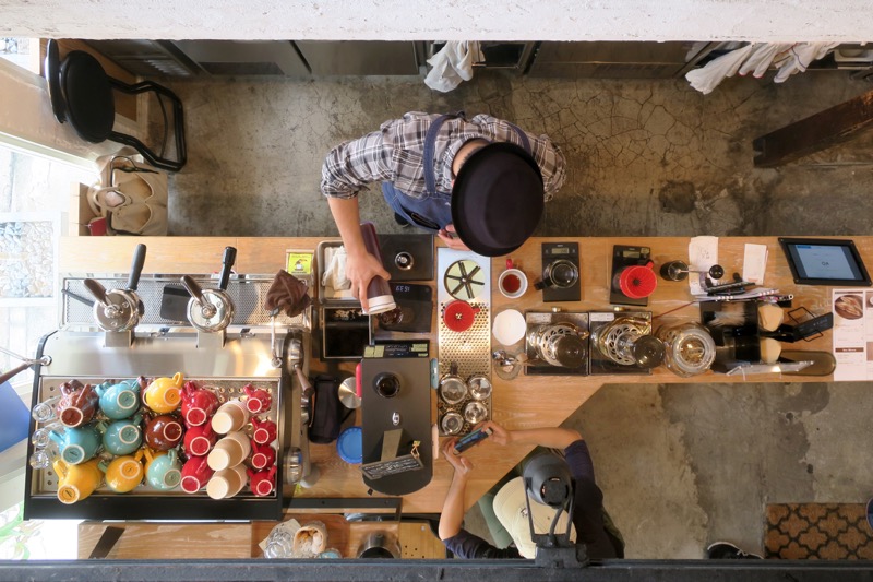 那覇・牧志「T&M COFFEE（ティーアンドエムコーヒー）」のキッチンを真上から撮影。