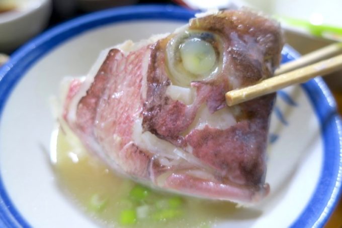 鹿児島・薩摩川内「浜の茶屋」W丼の汁物は、とってもおいしい鯛のあら汁。