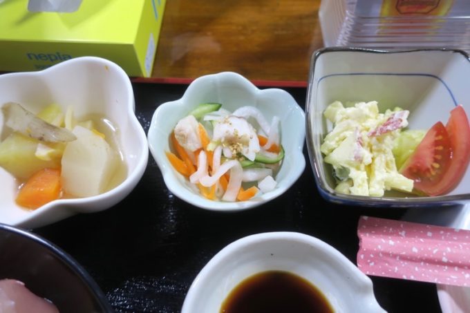 鹿児島・薩摩川内「浜の茶屋」W丼の付け合わせの小鉢3種。