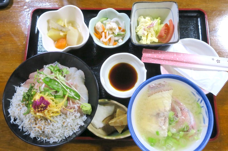 鹿児島・薩摩川内「浜の茶屋」で食べた、しらすと海鮮のW丼（1400円）