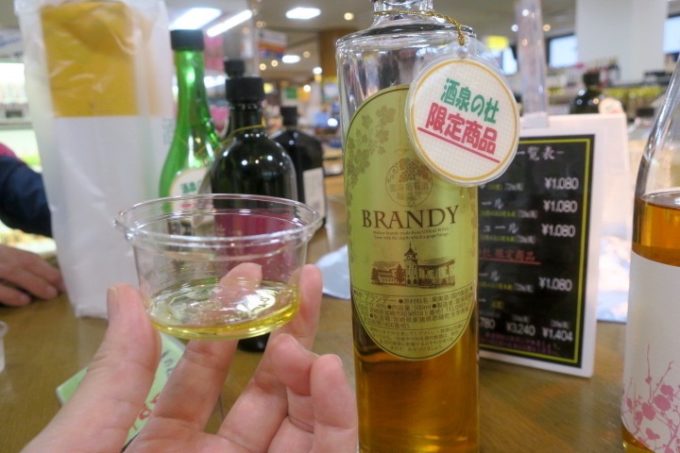 宮崎・綾町「酒泉の杜」の売店・杜の酒蔵で試飲したブランデー。