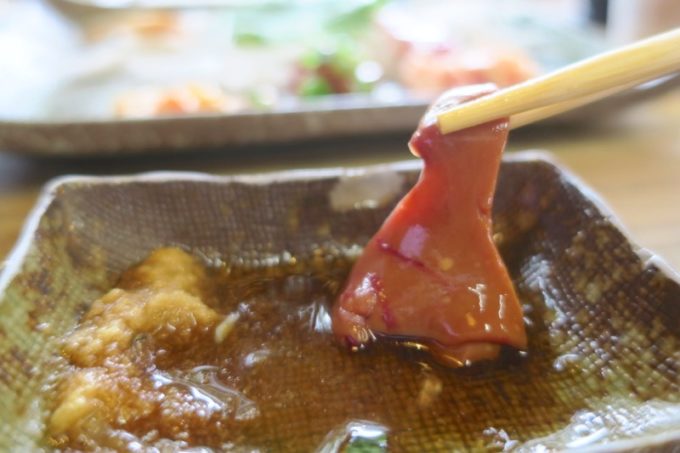 宮崎・都城「ふれあいの里 梅北本店」で食べた地鶏刺身の鶏レバー。