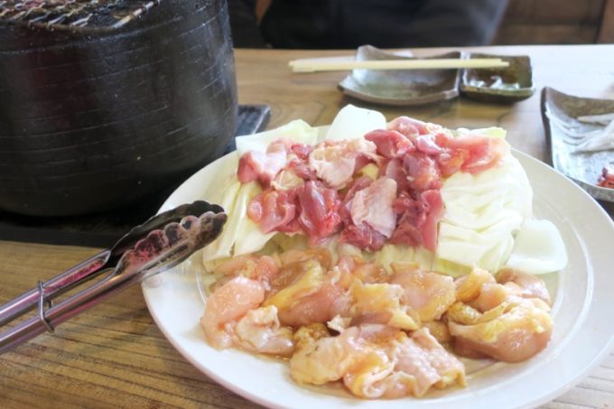 宮崎・都城「ふれあいの里 梅北本店」ももの塩焼き（900円）、背肉のしょうゆニンニク焼き（1100円）を盛り合わせたお皿。