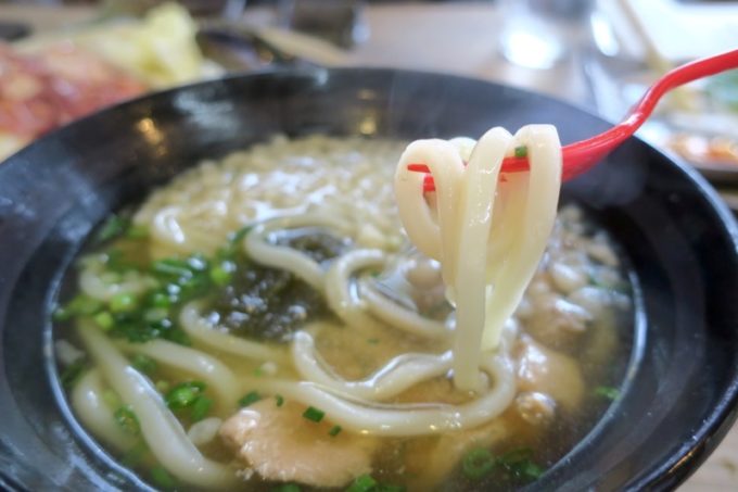 宮崎・都城「ふれあいの里 梅北本店」地鶏うどんの麺は一般的な感じ。