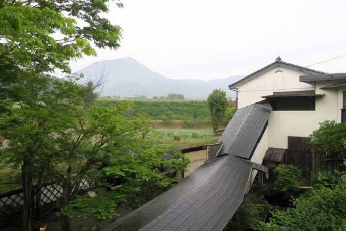 宮崎「極楽温泉 匠の宿」廊下から高千穂峰を眺める。