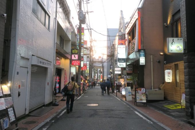 熊本市内の繁華街、西銀座通りの夕暮れ。