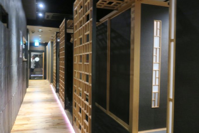 熊本・西銀座通り「HERO海」の店内はシックで和風な個室になっている。