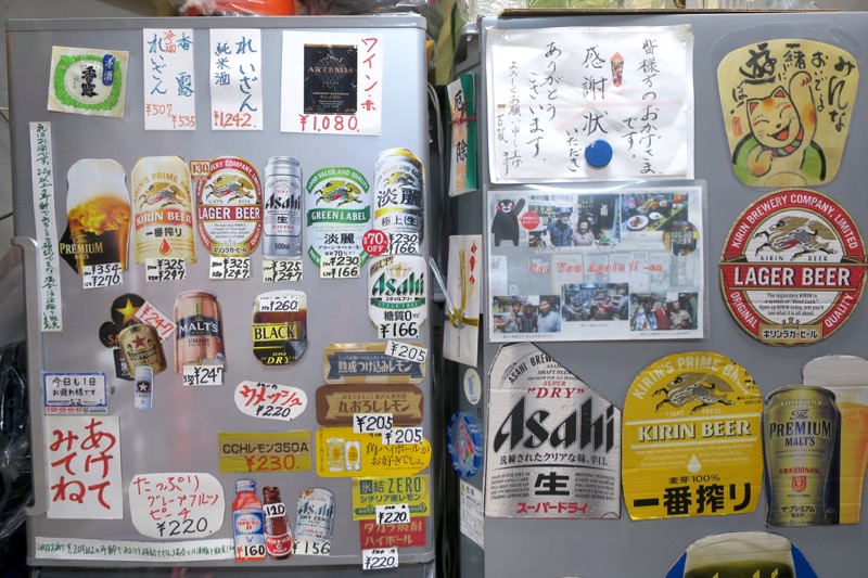 熊本「古賀酒店」の冷蔵庫に貼られたメニュー表（価格表）。