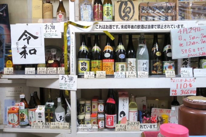 熊本「古賀酒店」の棚には酒がずらり。