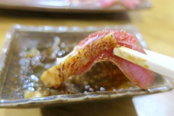 鹿児島・薩摩川内「隆盛」の鮮度の高い地鶏刺身をにんにく＆生姜で食べる。