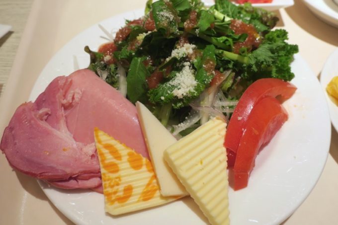 ANAクラウンプラザホテル熊本ニュースカイの朝食会場「サンシエロ」のケールもりもりのサラダとチーズ、ちまき（豚のすね肉）がウマかった！