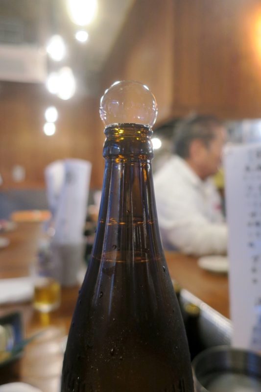 那覇・栄町「沖縄炉端 ゆうなみ」瓶ビールに泡ができた。