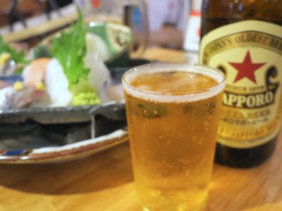 横浜・野毛「魚と酒 はなたれ 野毛一番街店」サッポロビール 赤星ラガー（中瓶、600円）
