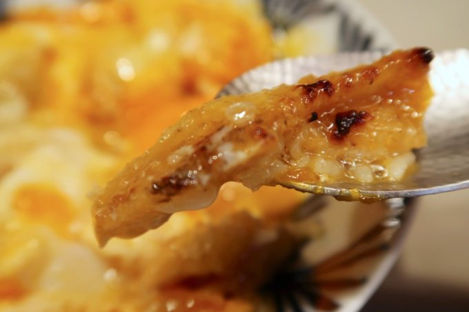 南風原「やきしん」親子丼には炙られたぼんれす手羽が使われ、とても香ばしい