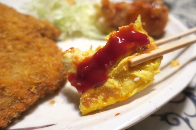 沖縄市「オークレストラン」の卵焼きにはケチャップをたっぷり。