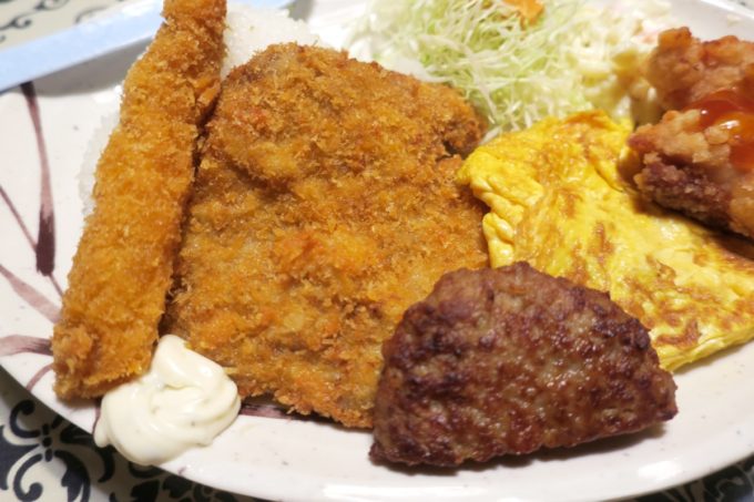 沖縄市「オークレストラン」のおかずは茶色い揚げ物系（エビフライ、トンカツ、ハンバーグ）