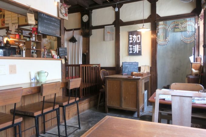 那覇・樋川「あめいろ食堂」の店内は昭和レトロそのもの。