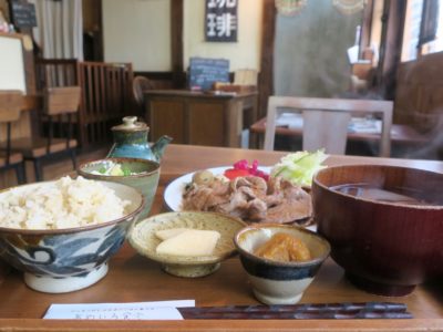 那覇・樋川「あめいろ食堂」県産豚のしょうが焼きプレート（1000円）と店内の様子