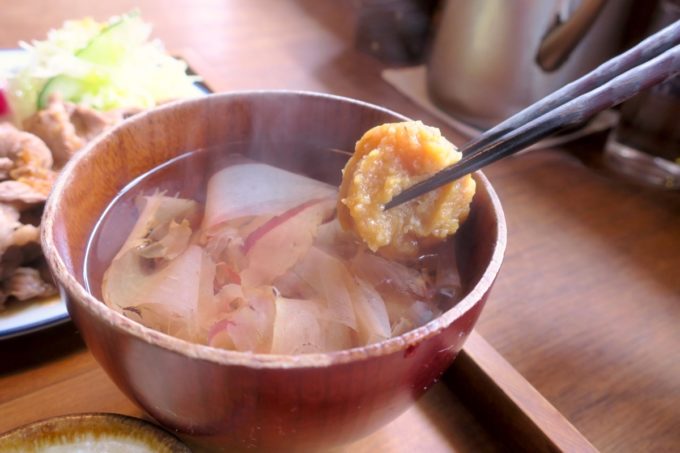 那覇・樋川「あめいろ食堂」味噌玉をお椀に溶いてかちゅー湯を作る。