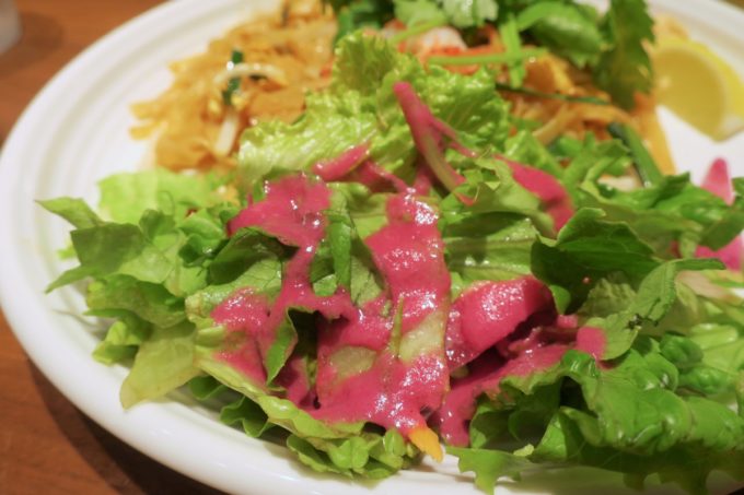 赤坂のタイ料理「ギンカーオ（Gin Khao）」ランチのサラダにはドラゴンフルーツ的なソースがかけられていた。