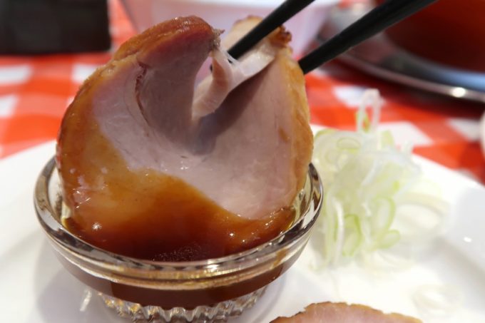 南風原・環境の杜ふれあい「ぬーじボンボン ニュータイプ」満腹セット（950円）の焼豚はフルーティーなソースで食べるとおいしい。