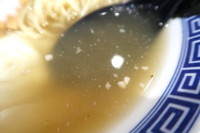南風原・環境の杜ふれあい「ぬーじボンボン ニュータイプ」塩煮干しワンタン麺（750円）のスープ