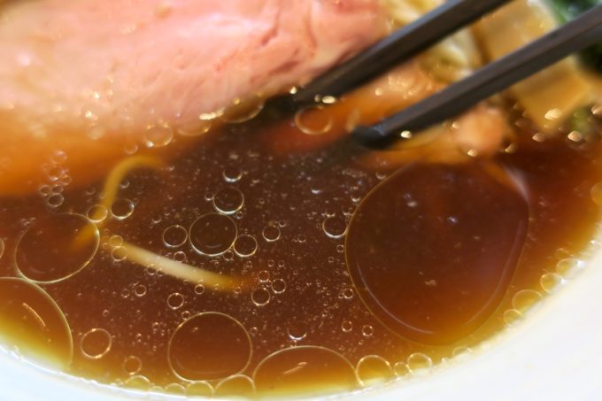与那原「NAGISA okinawan ramen.（なぎさ おきなわ らーめん）」山原地鶏の醤油らーめん（750円）のスープはキレのよいあっさり味。
