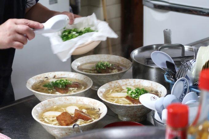 那覇・久米「千日」沖縄そばを食べにきている地元のおばあがいた。