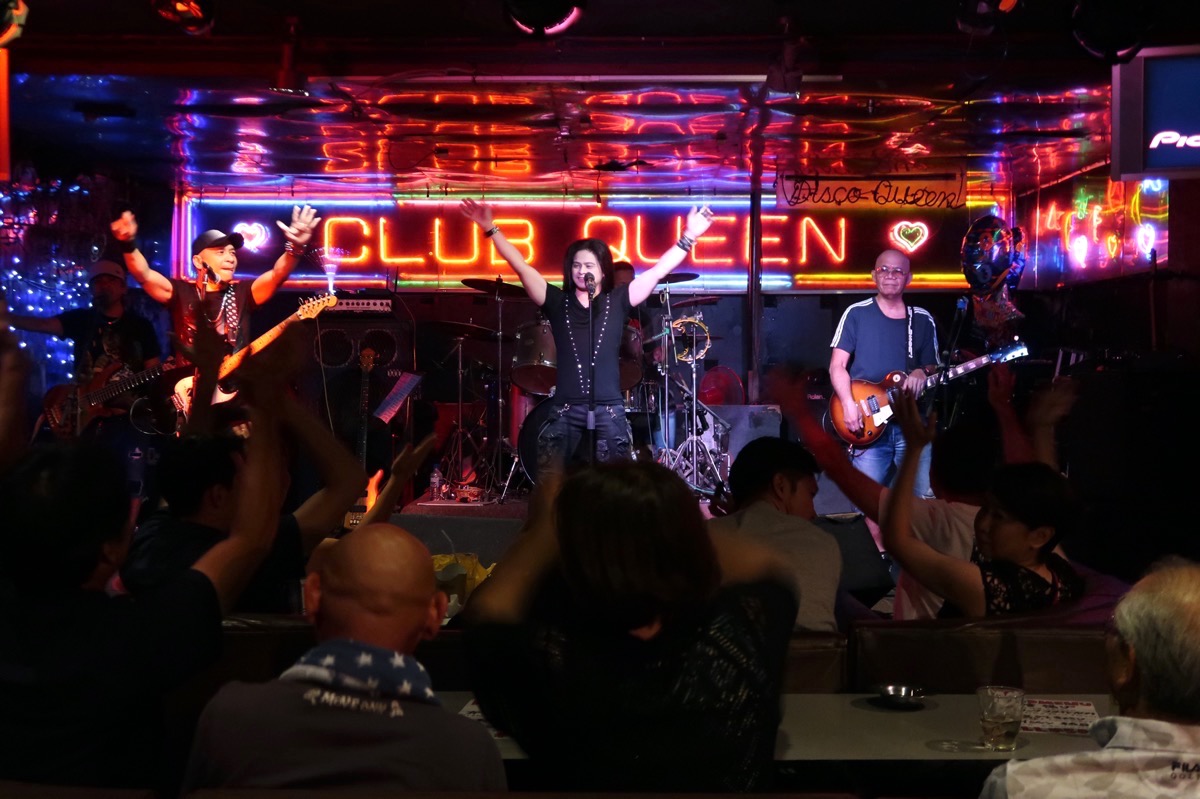 沖縄市「CLUB QUEEN」専属バンド・Prizm（プリズム）がかっこいい。