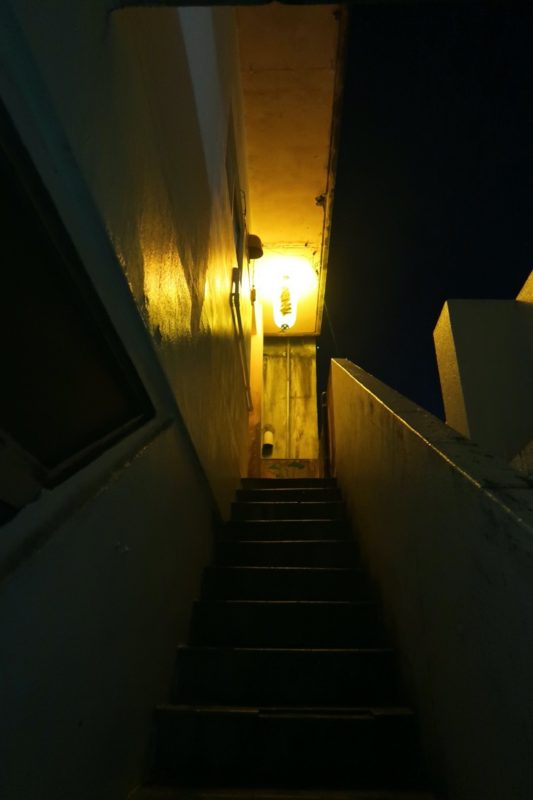沖縄市にある酒屋「HOPPED UP」に向かう階段（その2）