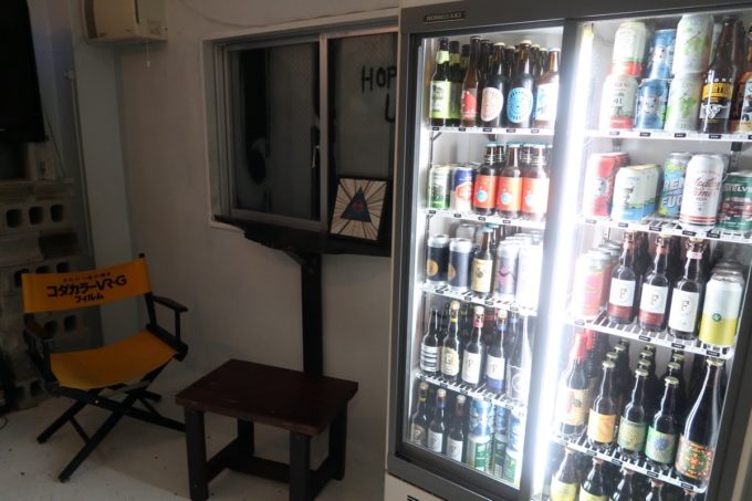 沖縄市にある酒屋「HOPPED UP」の店内とクラフトビールを冷やす冷蔵庫