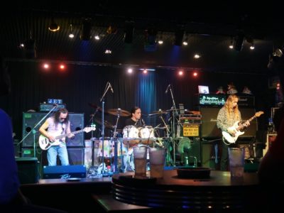 沖縄市「Live Music Bar JET」の箱バンはスリーピース。