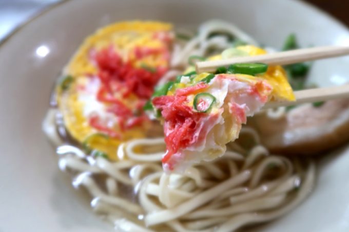 沖縄市泡瀬「米八そば」紅生姜と卵が沖縄らしいカラー。