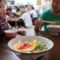 沖縄市泡瀬「米八そば」でご飯を食べながら幸せそうな風景。