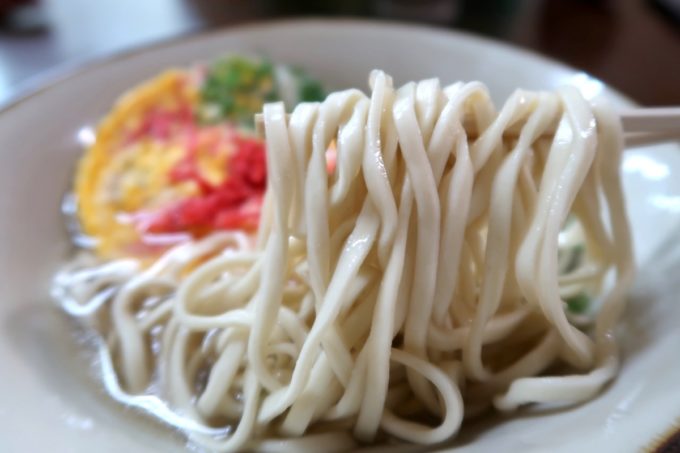 沖縄市泡瀬「米八そば」麺はシンプルな平打ちストレート。