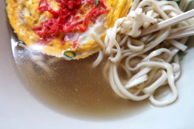 沖縄市泡瀬「米八そば」すっきりアッサリのスープ。