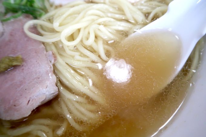 「ラブメン 読谷ゆんた市場店」塩煮干しソバ（700円くらい）の優しくまろやかなスープがうまい