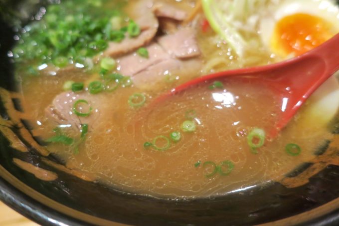 那覇市松山「麺場神徳」醤油鶏麺（730円）のスープ