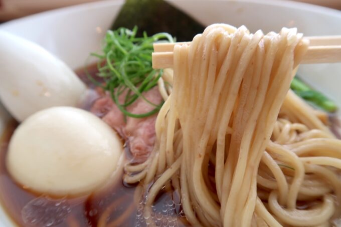 与那原「NAGISA okinawan ramen.（なぎさ おきなわ らーめん）」味玉醤油らーめんの麺