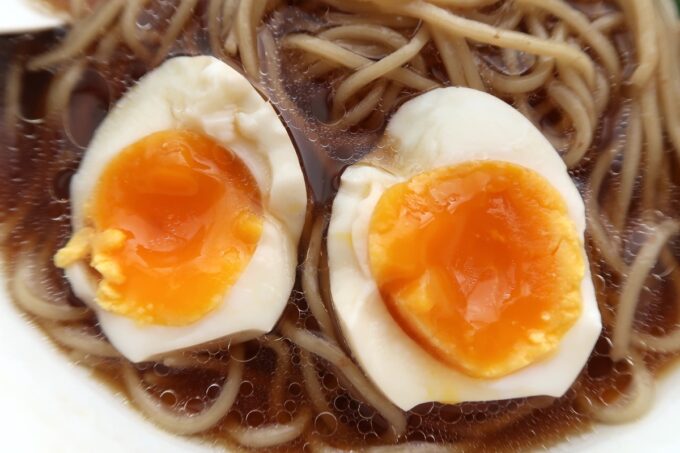 与那原「NAGISA okinawan ramen.（なぎさ おきなわ らーめん）」味玉醤油らーめんの味玉