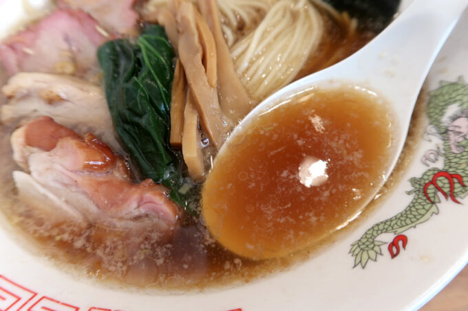 与那原「NAGISA okinawan ramen.（なぎさ おきなわん らーめん）」特製中華そばのスープ
