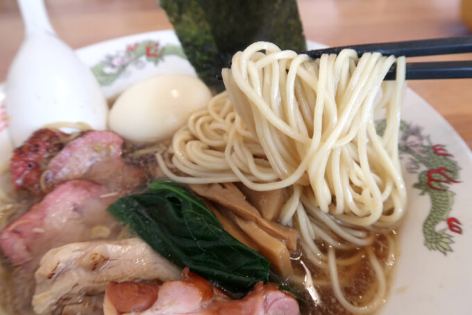 与那原「NAGISA okinawan ramen.（なぎさ おきなわん らーめん）」特製中華そばの麺