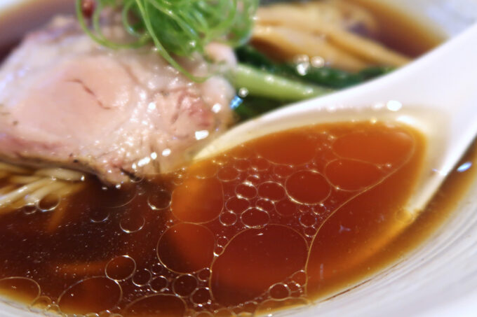 与那原町「NAGISA okinawan ramen.（なぎさ おきなわん らーめん）」醤油らぁめんのスープ
