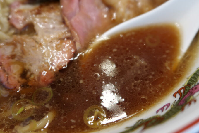 与那原町「NAGISA okinawan ramen.（なぎさ おきなわ らーめん）」味玉生姜醤油のスープ